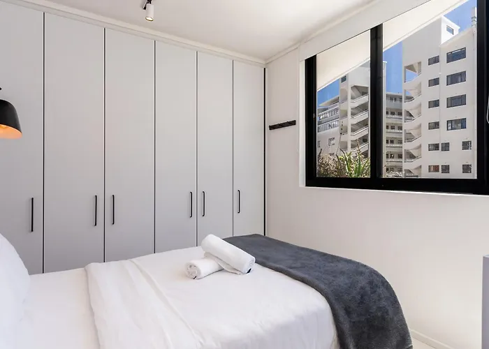 Flamingo 802 - Top Floor Ocean Facing Sea Point Apartment With Daily Housekeeping