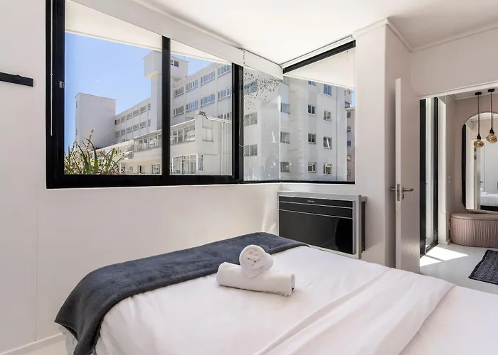 Flamingo 802 - Top Floor Ocean Facing Sea Point Apartment With Daily Housekeeping
