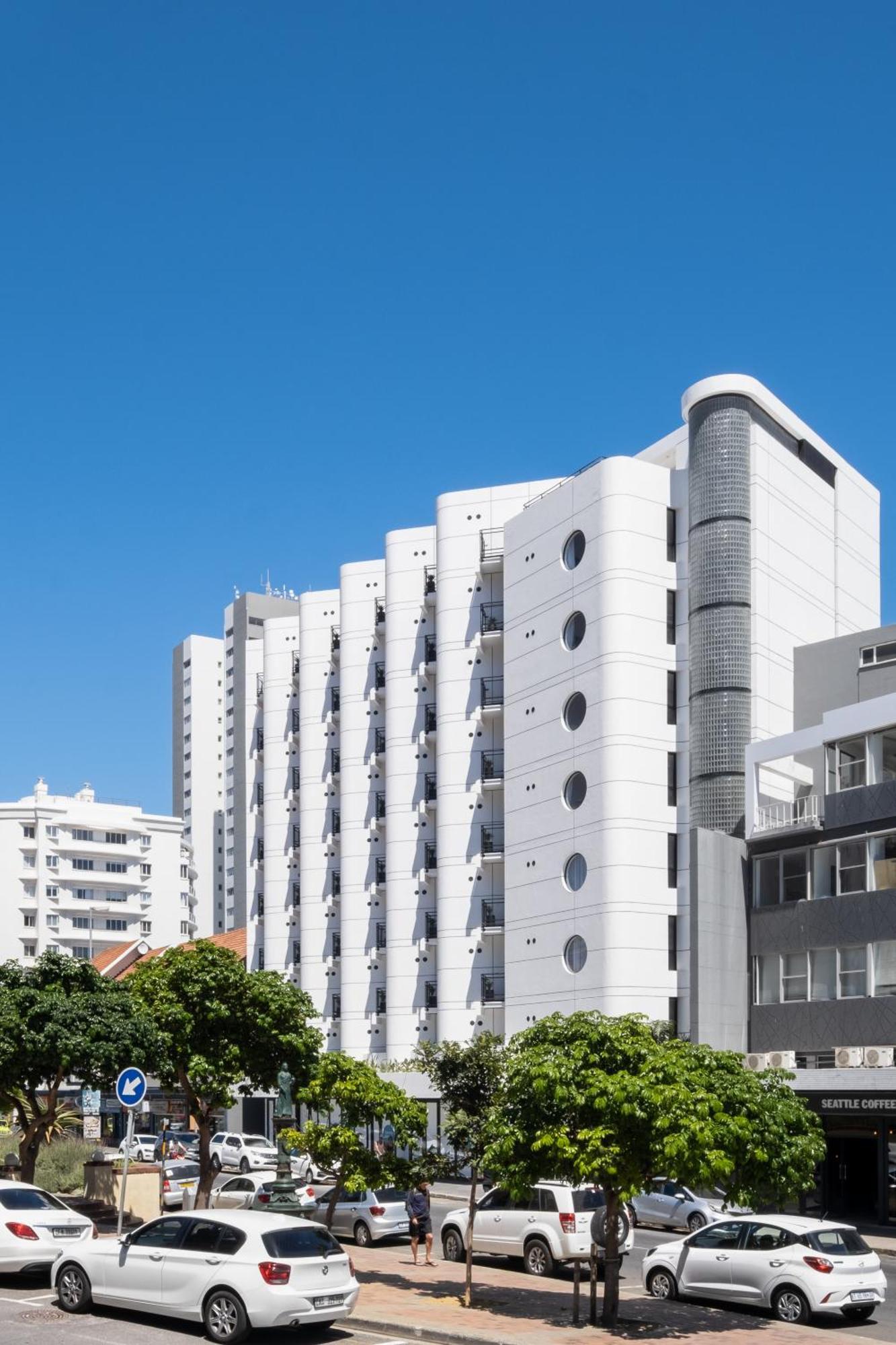 Flamingo 802 - Top Floor Ocean Facing Sea Point Apartment With Daily Housekeeping *