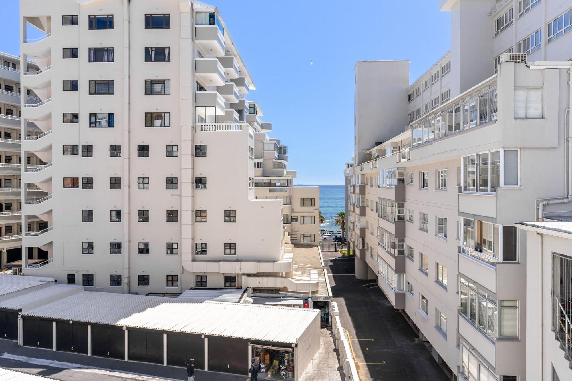 Flamingo 802 - Top Floor Ocean Facing Sea Point Apartment With Daily Housekeeping