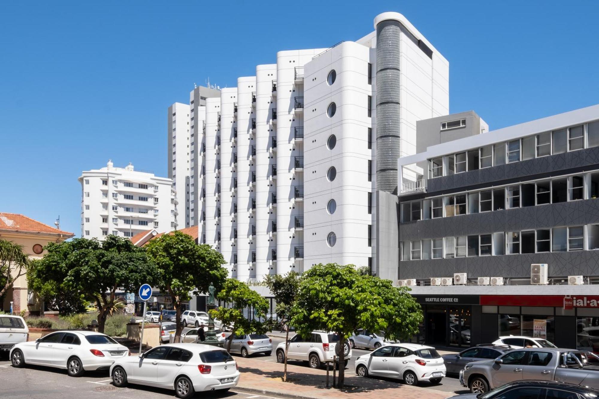 Flamingo 802 - Top Floor Ocean Facing Sea Point Apartment With Daily Housekeeping *