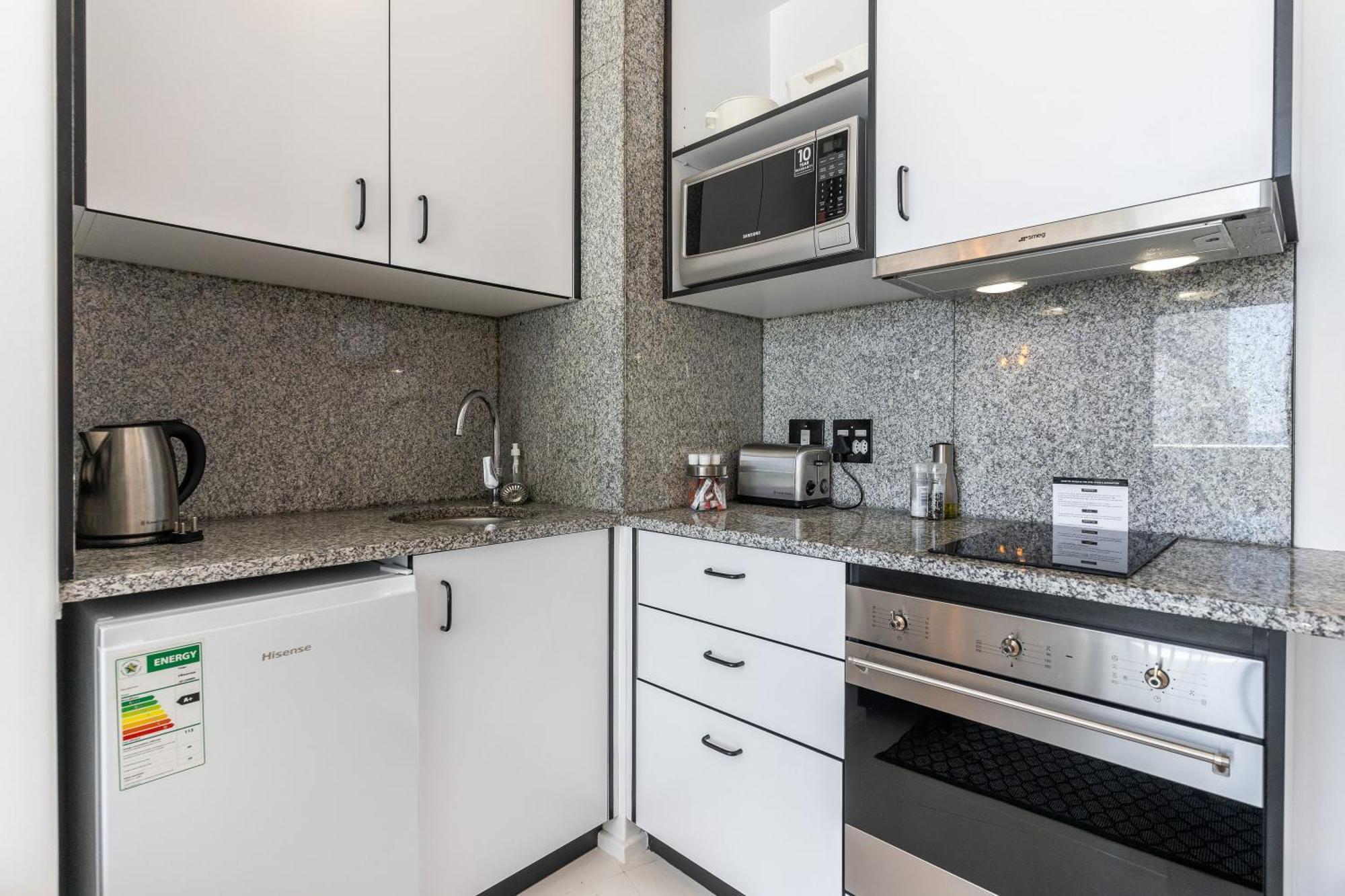 Flamingo 802 - Top Floor Ocean Facing Sea Point Apartment With Daily Housekeeping