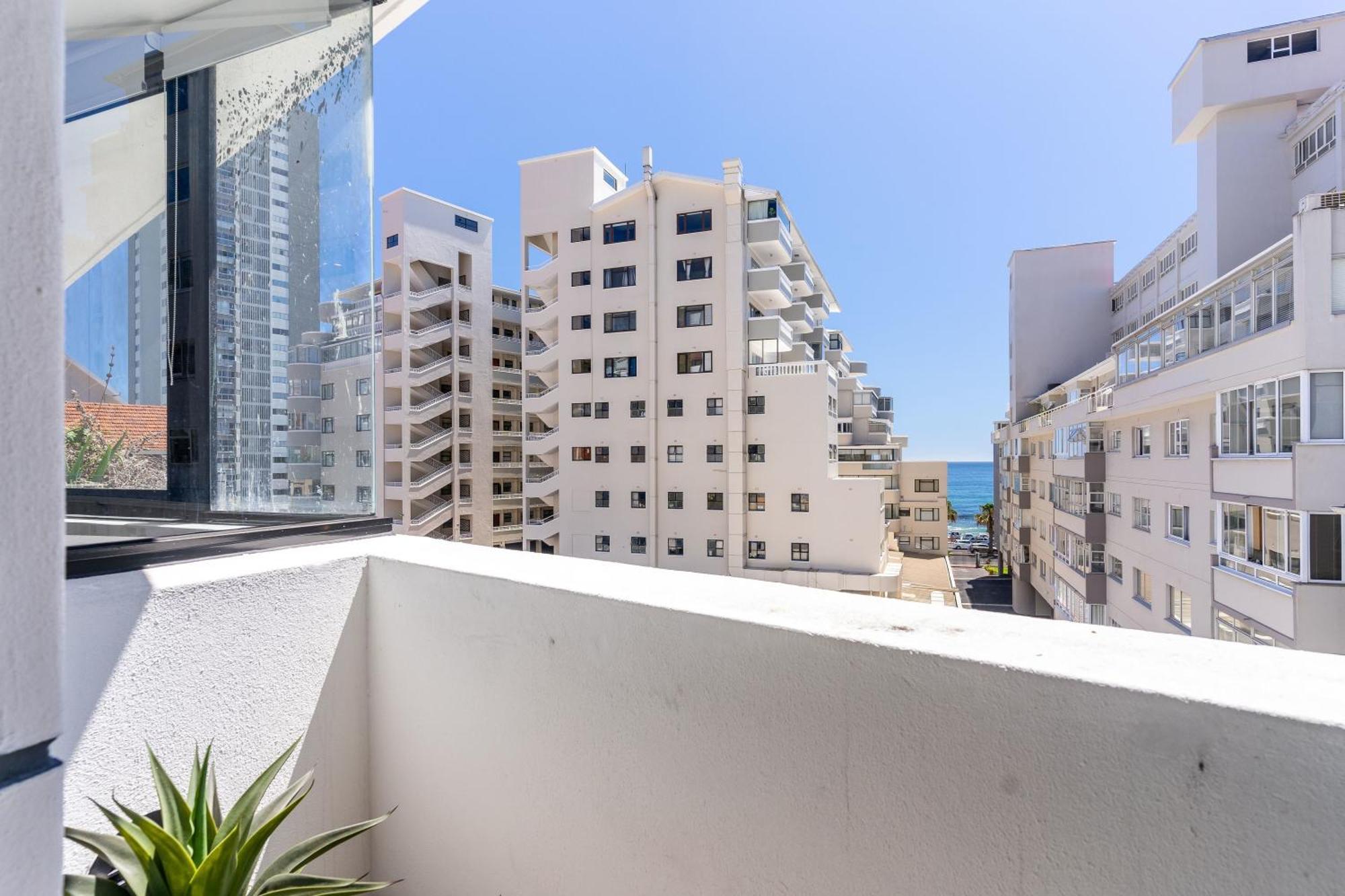 Flamingo 802 - Top Floor Ocean Facing Sea Point Apartment With Daily Housekeeping *