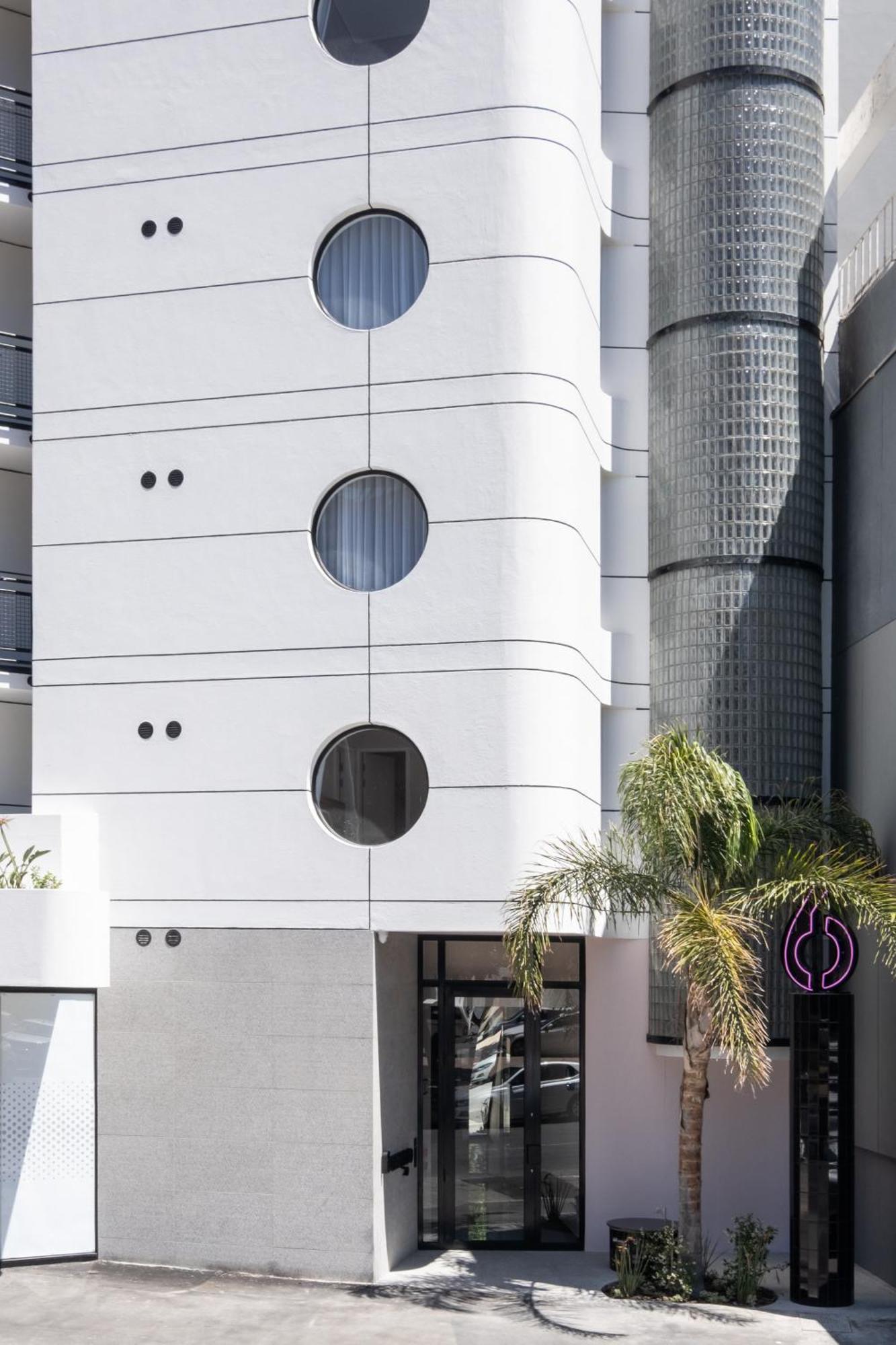 Flamingo 802 - Top Floor Ocean Facing Sea Point Apartment With Daily Housekeeping