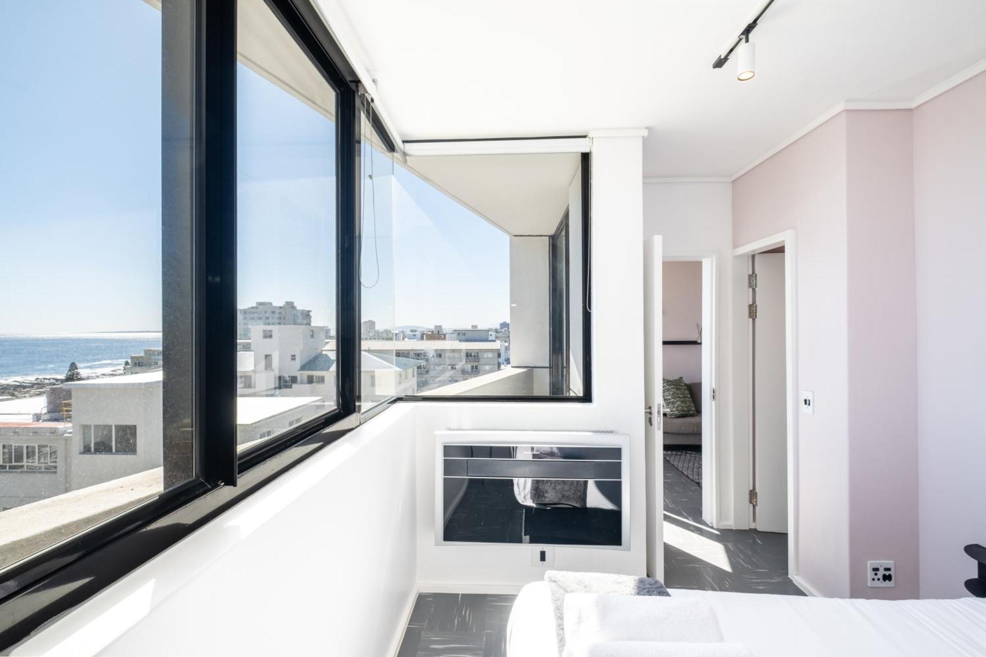Flamingo 802 - Top Floor Ocean Facing Sea Point Apartment With Daily Housekeeping *