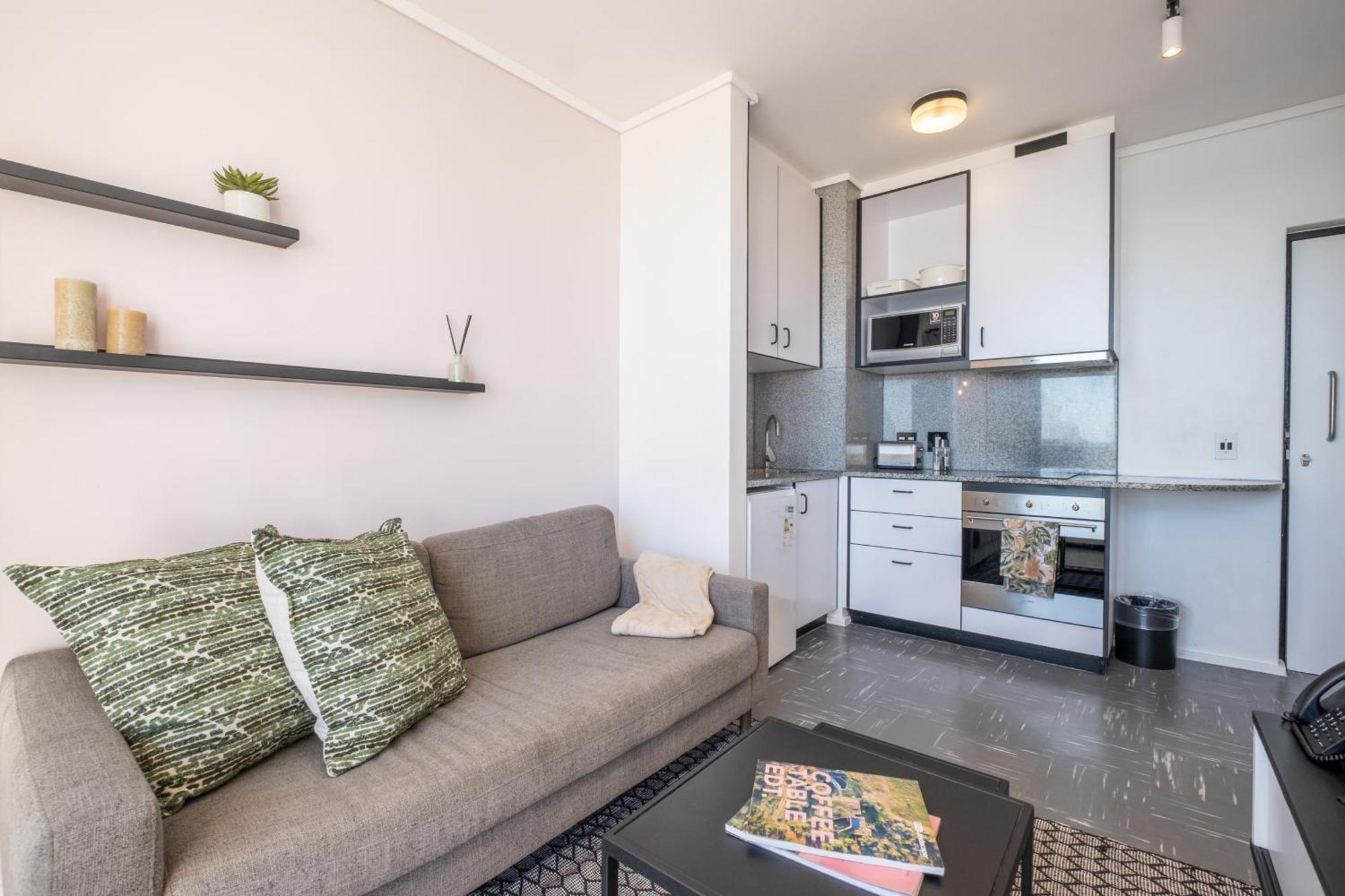 Flamingo 802 - Top Floor Ocean Facing Sea Point Apartment With Daily Housekeeping
